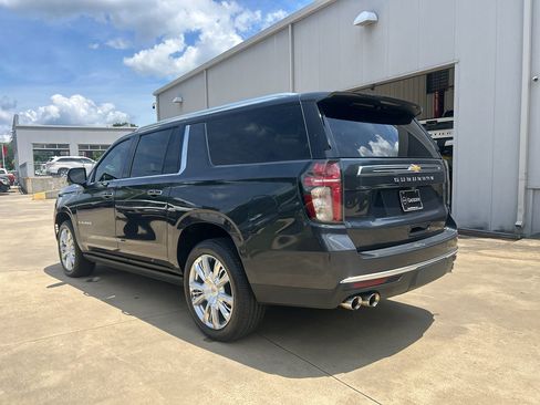 Used 2022 Chevrolet Suburban High Country w/ Premium Package AWD/4WD image 5