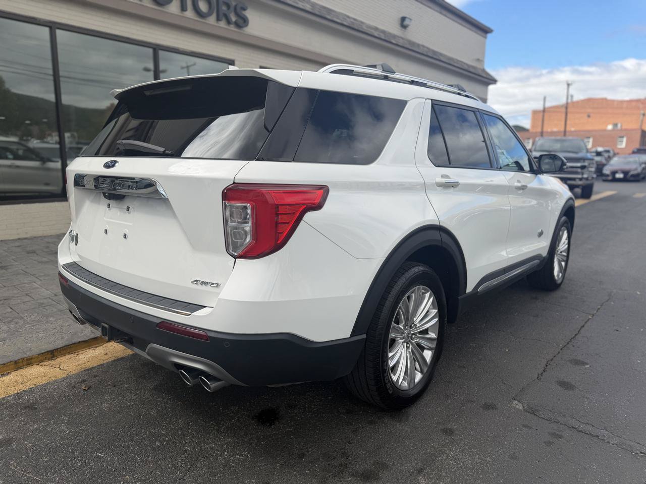 Used 2023 Ford Explorer King Ranch w/ Premium Technology Package AWD/4WD image 3