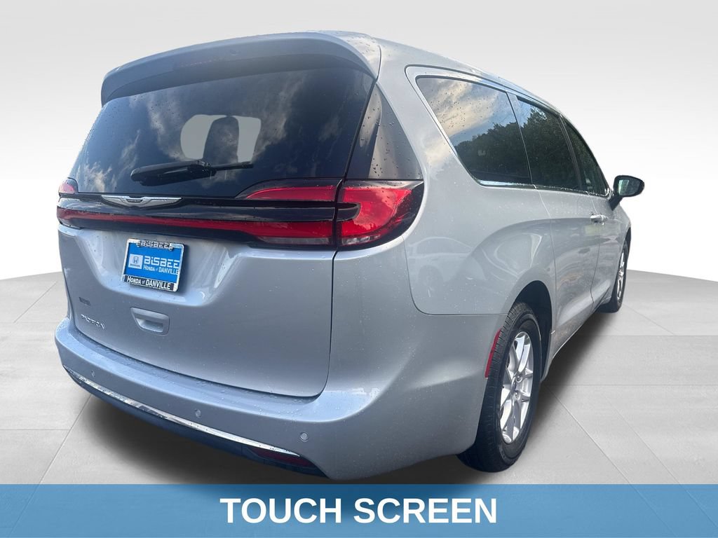 Used 2024 Chrysler Pacifica Touring-L FWD image 8