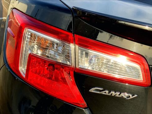 Used 2014 Toyota Camry SE FWD image 27