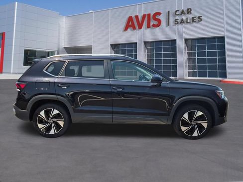 Used 2025 Volkswagen Taos SE AWD/4WD image 5
