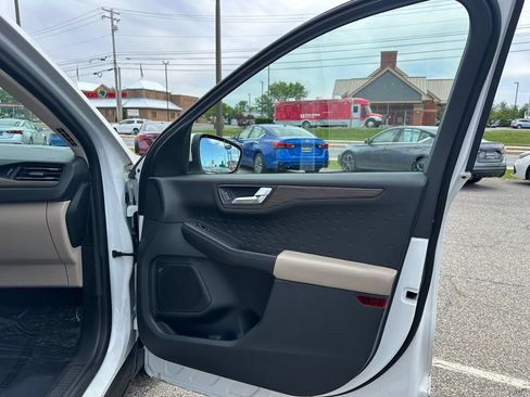 Used 2020 Ford Escape Titanium AWD/4WD image 15