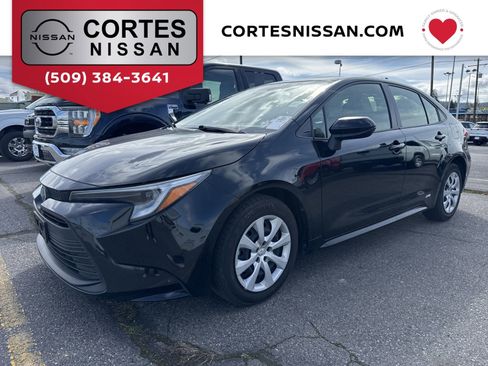 Used 2025 Toyota Corolla LE image 1