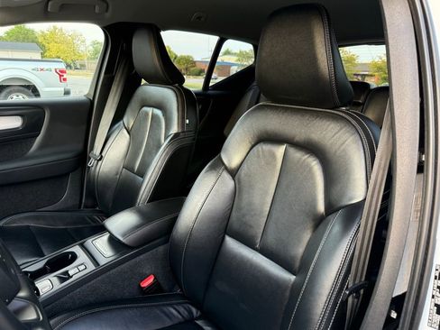 Used 2022 Volvo XC40 T4 Momentum image 12