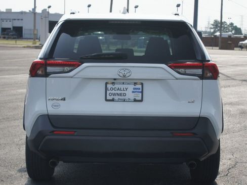 Used 2021 Toyota RAV4 LE FWD image 3