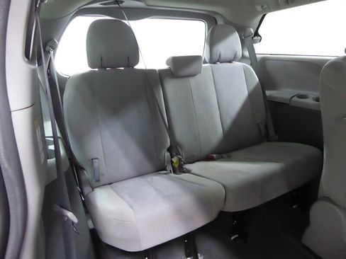 Used 2016 Toyota Sienna L image 26