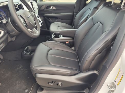 New 2026 Chrysler Pacifica Select image 8