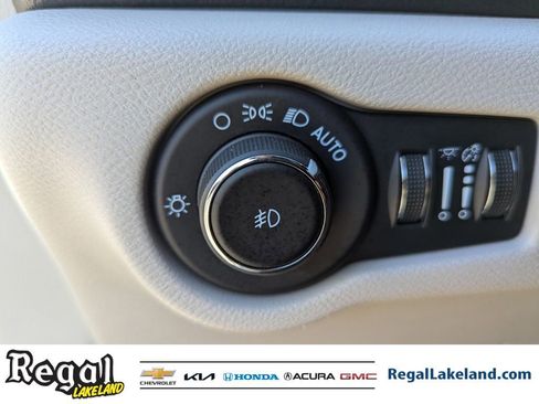 Used 2024 Chrysler Pacifica Select image 24