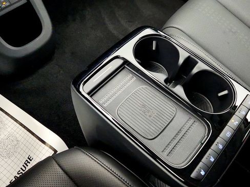 Used 2025 Hyundai Ioniq 5 Limited image 17