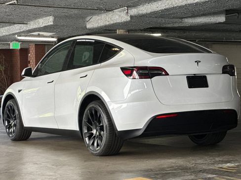 Used 2023 Tesla Model Y Long Range AWD/4WD image 6