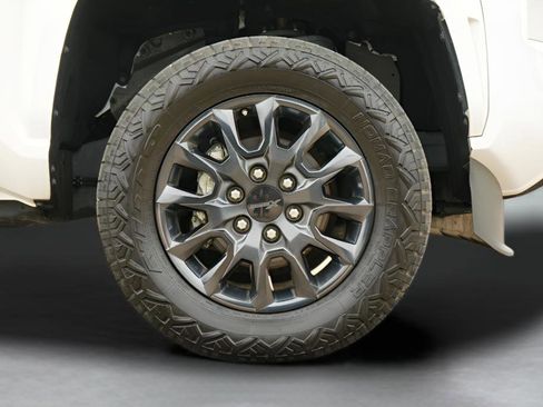 Used 2024 Toyota Tacoma SR5 AWD/4WD image 10