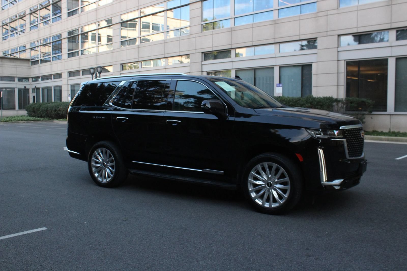 Used 2021 Cadillac Escalade Luxury AWD/4WD image 2