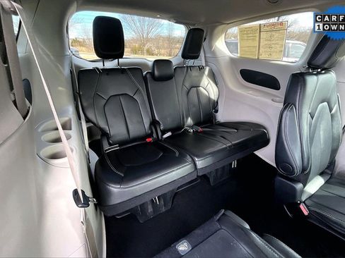 Used 2024 Chrysler Pacifica Touring-L image 27