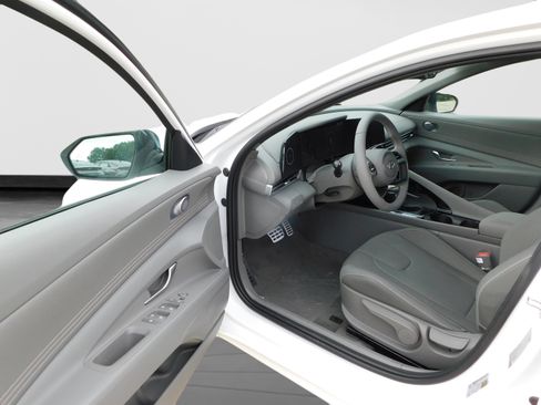 New 2025 Hyundai Elantra SEL image 9