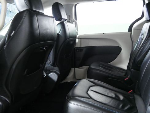 Used 2021 Chrysler Pacifica Touring-L FWD image 32