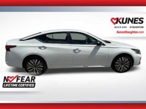 Used 2025 Nissan Altima 2.5 SV FWD image 11