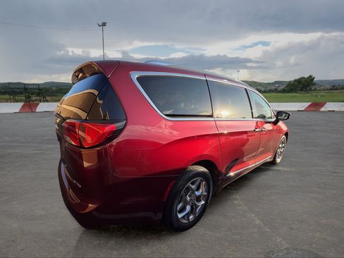 Used 2017 Chrysler Pacifica Limited FWD image 3