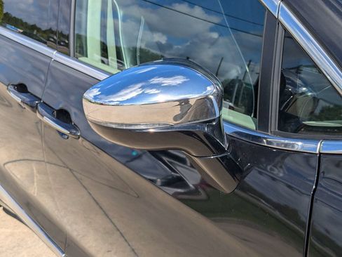 Used 2023 Chrysler Pacifica Limited FWD image 10