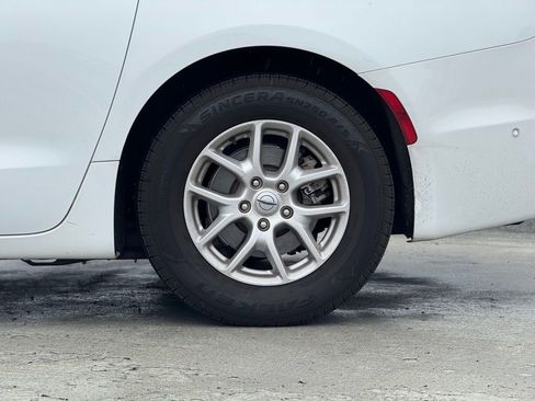 Used 2023 Chrysler Pacifica Touring-L image 3