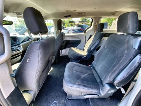 Used 2017 Chrysler Pacifica LX w/ Tire & Wheel Group FWD image 23