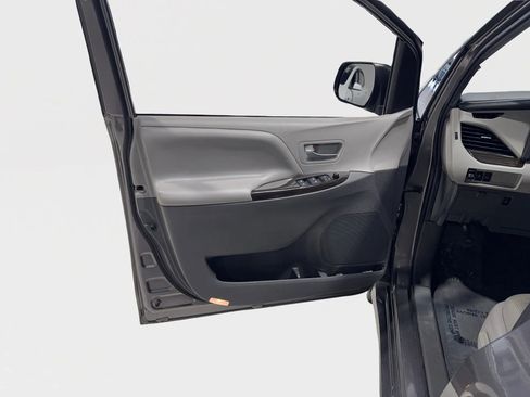 Used 2020 Toyota Sienna XLE image 18