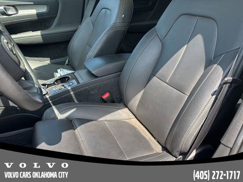 Used 2025 Volvo XC40 B5 Plus image 8