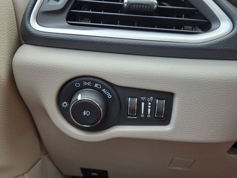 Used 2024 Chrysler Pacifica Touring-L FWD image 28