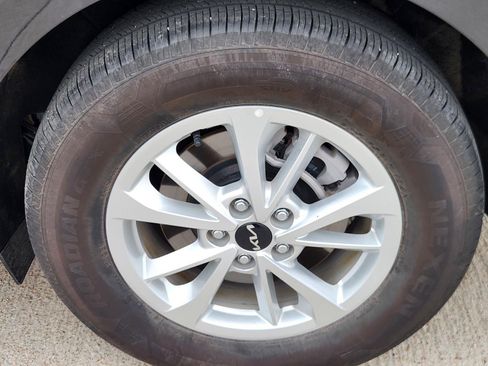 Used 2024 Kia Carnival LX image 30