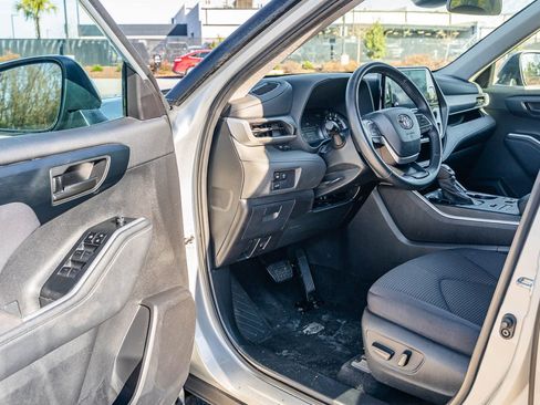 Used 2024 Toyota Highlander LE image 18