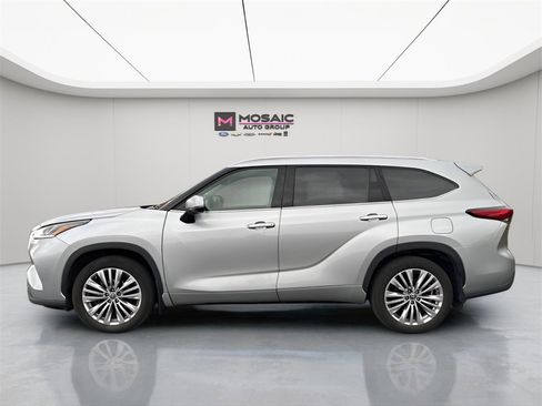 Used 2023 Toyota Highlander Limited image 4
