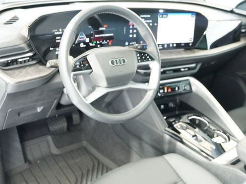 Used 2025 Audi Q5 Premium w/ Convenience Package image 17