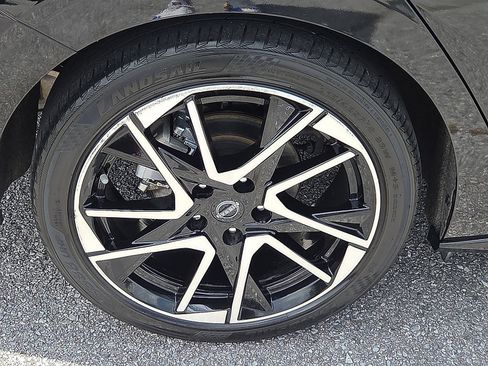 Used 2025 Nissan Sentra SR FWD image 7