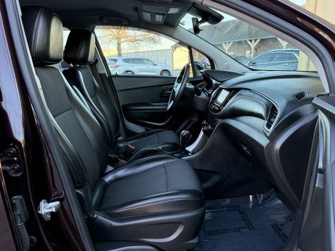 Used 2021 Chevrolet Trax LT w/ LT Convenience Package image 19