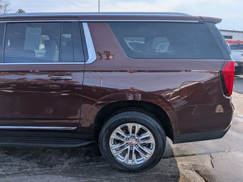 Used 2022 GMC Yukon XL SLT w/ SLT Luxury Package image 4
