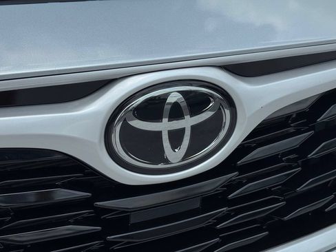 Used 2024 Toyota Highlander XLE FWD image 9