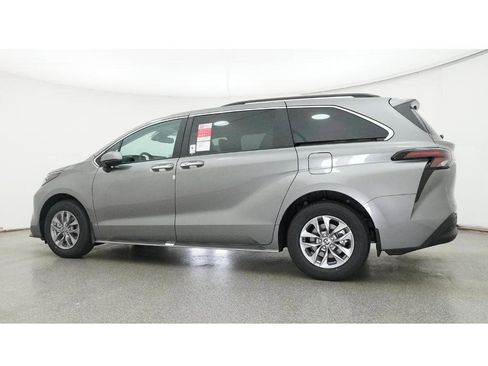 New 2026 Toyota Sienna XLE image 20