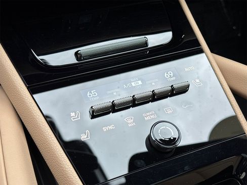 Used 2025 Porsche Cayenne Coupe image 24