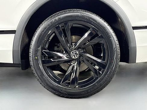 Certified 2023 Volkswagen Tiguan SE R-Line AWD/4WD image 35