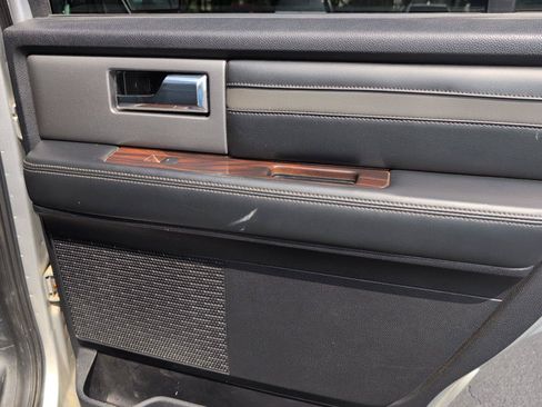Used 2015 Ford Expedition Platinum RWD image 37