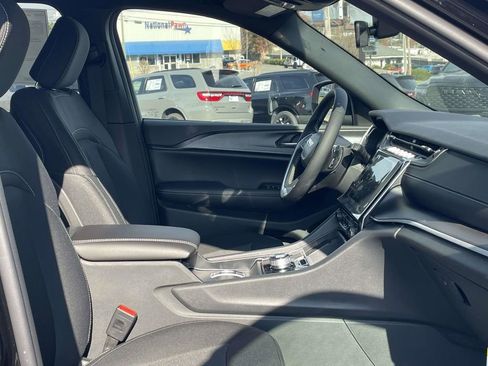 New 2025 Jeep Grand Cherokee Laredo image 15