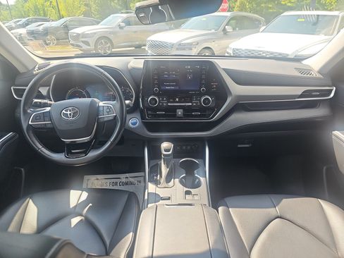 Used 2021 Toyota Highlander XLE AWD/4WD image 31