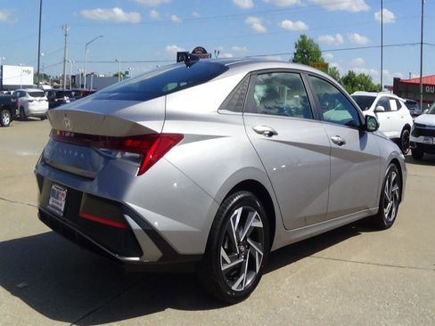 Used 2025 Hyundai Elantra SEL FWD image 6