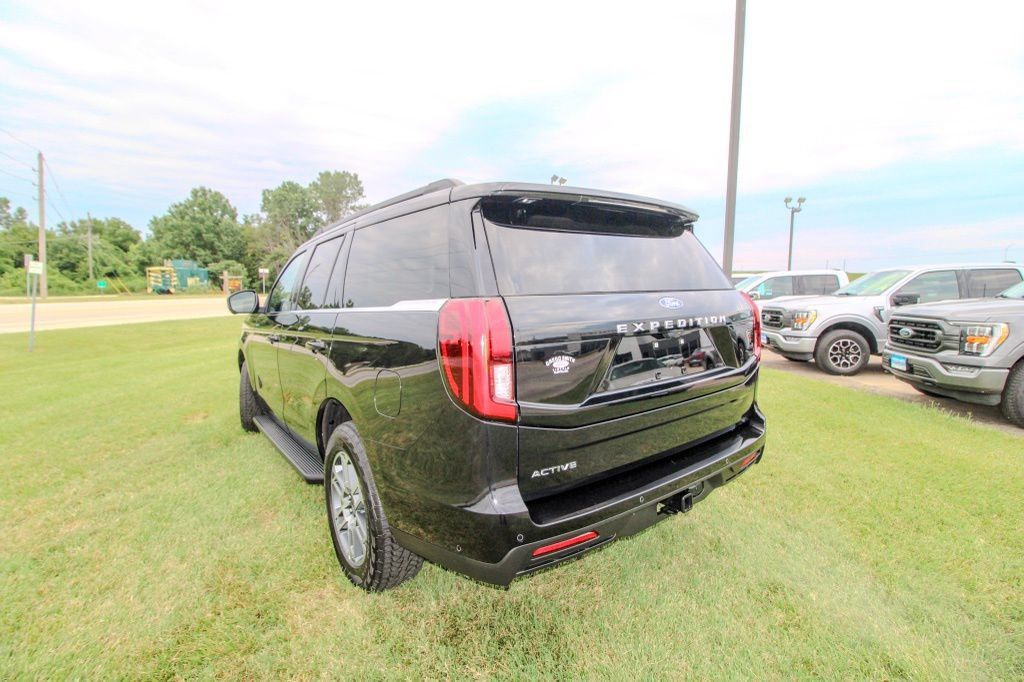 Used 2025 Ford Expedition Active AWD/4WD image 4