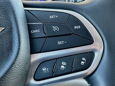 Used 2023 Chrysler Pacifica Touring-L FWD image 38