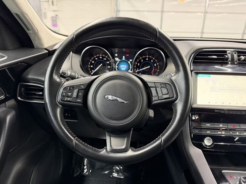 Used 2019 Jaguar F-PACE Premium image 13