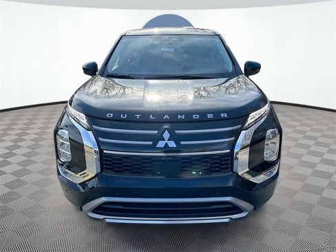 New 2025 Mitsubishi Outlander SE image 2