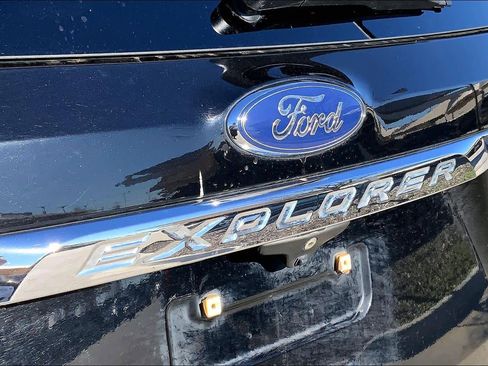 Used 2018 Ford Explorer Limited w/ Equipment Group 301A image 9