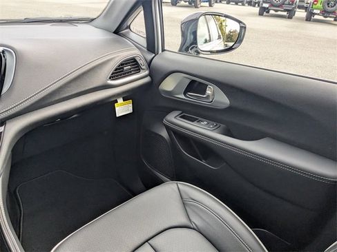 New 2026 Chrysler Pacifica Limited image 17