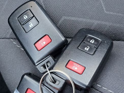 Used 2017 Toyota Tacoma TRD Sport image 34