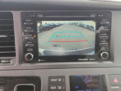 Used 2018 Toyota Sienna XLE w/ XLE Navigation Package FWD image 11